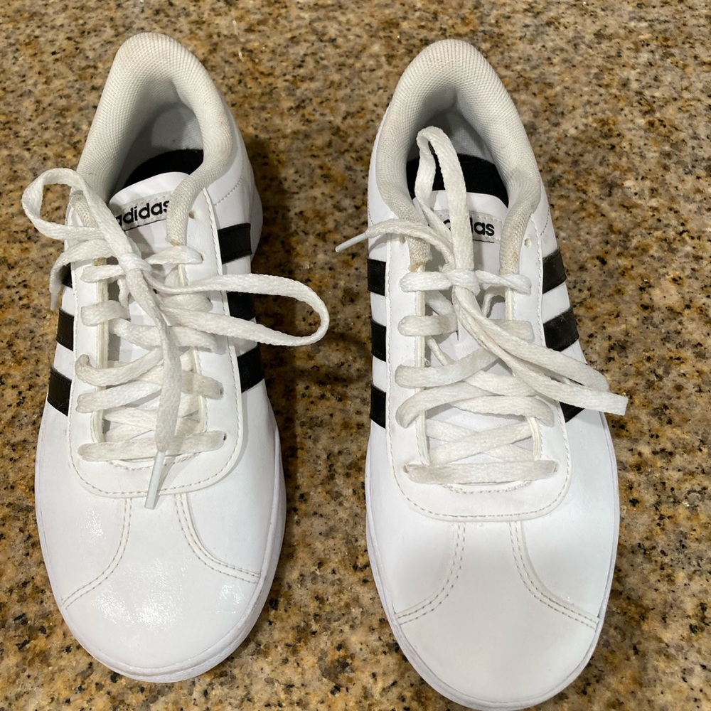 Kids black and white stripped Adidas size 4
